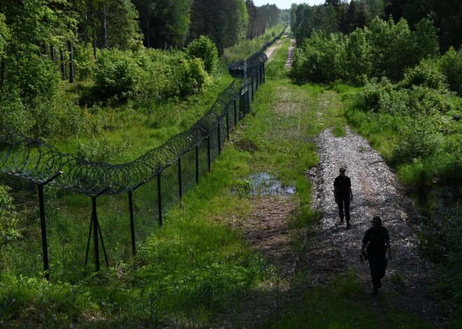 Pirmdien novērsts 22 personu mēģinājums nelikumīgi šķērsot Latvijas-Baltkrievijas robežu; trīs aizturētas