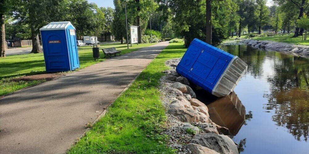 В парке Аркадия раскидали туалеты: как депутат и директор департамента доставали "синий домик" из речки