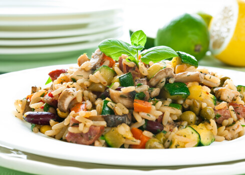 Kabaču panna ar sēnēm un vistu