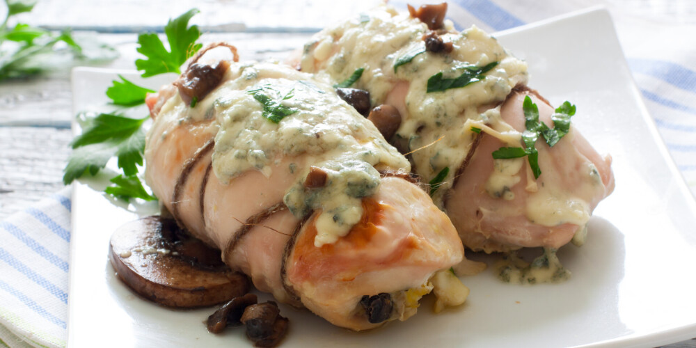 Ar sēnēm pildīta vistas fileja