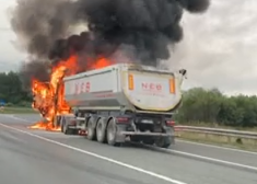 Драматичное видео: на Тинужском шоссе у горящего грузовика взорвалось колесо