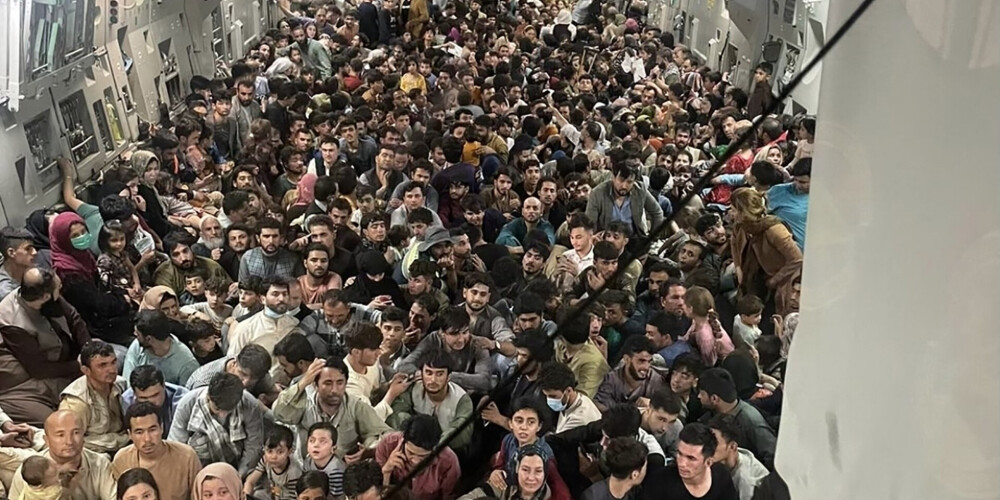 Vienā ASV kravas lidmašīnā no Kabulas izvests neparasti liels skaits afgāņu