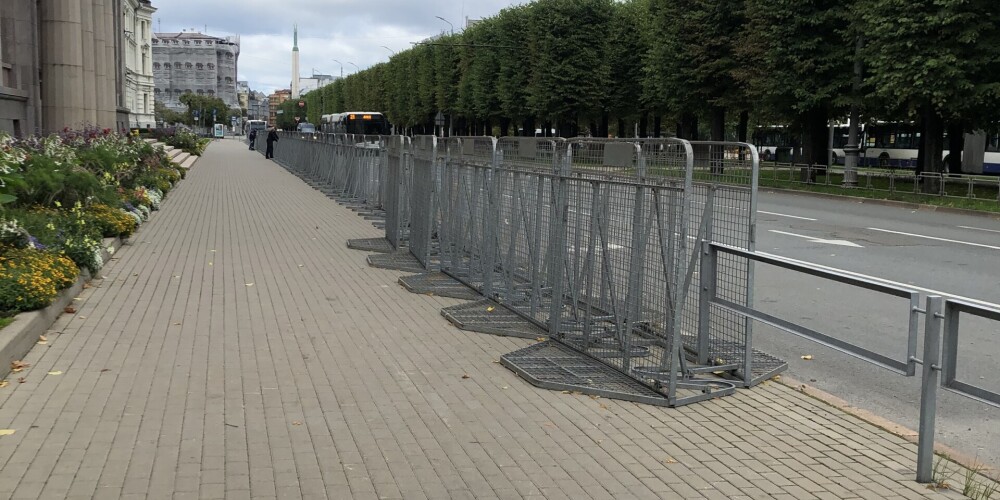 FOTO: Rīgā gatavojas vakara protestiem; pie valdības ēkas izlikti žogi