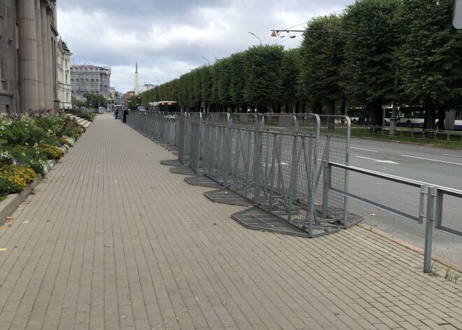 FOTO: Rīgā gatavojas vakara protestiem; pie valdības ēkas izlikti žogi