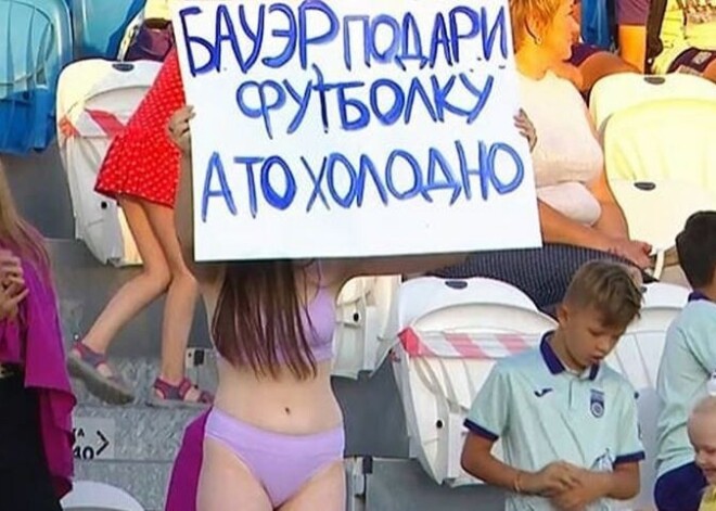 Игрок не отказал: девушка разделась на матче и добилась от футболиста, чего она хотела
