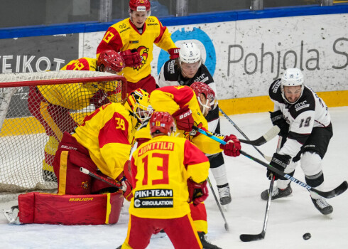 "Dinamo" piekāpās "Jokerit", kuras vārtus vēl iepriekšējā sezonā sargāja latvietis Jānis Kalniņš, ar 0:5 (0:1, 0:2, 0:2).