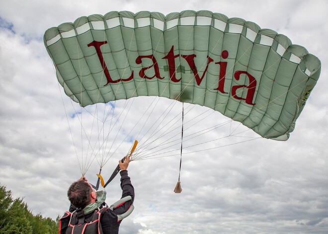 Liepājā mēģinās labot Latvijas rekordu izpletņlēkšanā