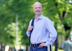 “Speciālistiem kopumā šī pandēmija nav pārsteigums. Ir skaidrs, ka cilvēcei ik pa laikam būs šāda veida izaicinājumi,” saka profesors Raimonds Sīmanis, kurš jau pirms pieciem gadiem ar studentiem apguva, kā rīkoties šādā krīzē.