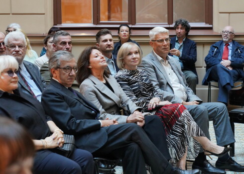 FOTO: mākslas cienītāji bauda itāļu kultūras klātbūtni Rīgas Biržas jubilejas izstādes atklāšanā