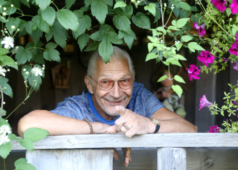 FOTO: Zigurds Neimanis, gaidot pusapaļu jubileju, bauda vasaru skaistā dārzā Garciemā