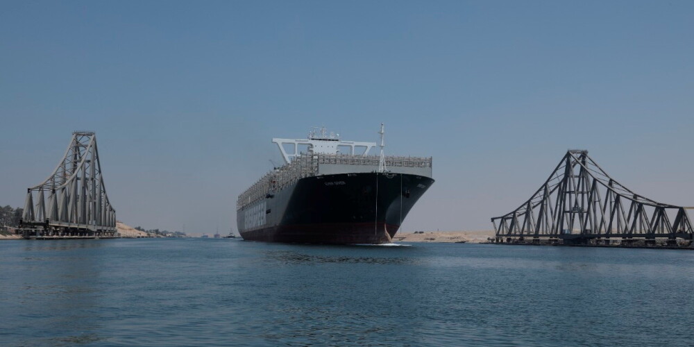 Kuģis, kas martā nobloķēja Suecas kanālu, mēģina vēlreiz