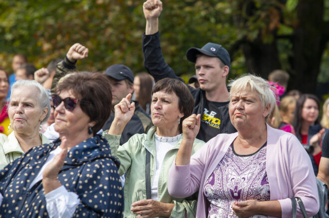 Meliem ir dzirdīgas ausis – protests pret obligāto vakcināciju pie Brīvības pieminekļa.