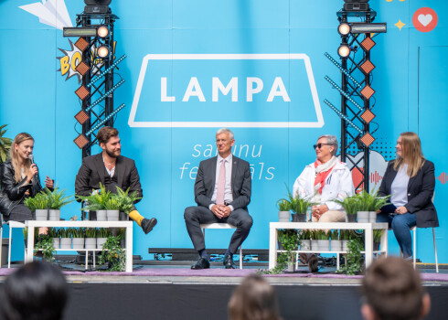 Noslēgusies sarunu festivāla "Lampa" pirmā diena.