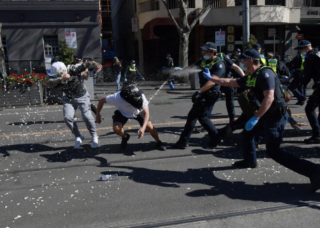 epa09422743 Protesters are pepper sprayed by police during an anti-lockdown protest in the central business district of Melbourne, Australia, 21 August 2021. EPA/JAMES ROSS AUSTRALIA AND NEW ZEALAND OUT