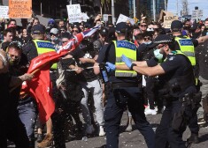 Austrālijā policija brutāli izklīdina "pret karantīnu" protestētājus. FOTO VIDEO