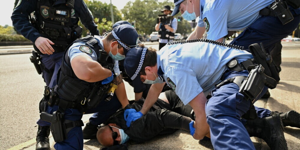 ФОТО: в Австралии полиция брутально разогнала протестующих против изоляции