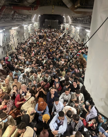 Sākotnēji tika ziņots, ka lidmašīnā C-17, kas no Kabulas izlidoja pagājušajā svētdienā, atradušies 640 pasažieri, taču šajā skaitā nav tikuši iekļauti 183 bērni, kas sēdējuši pieaugušajiem klēpī.