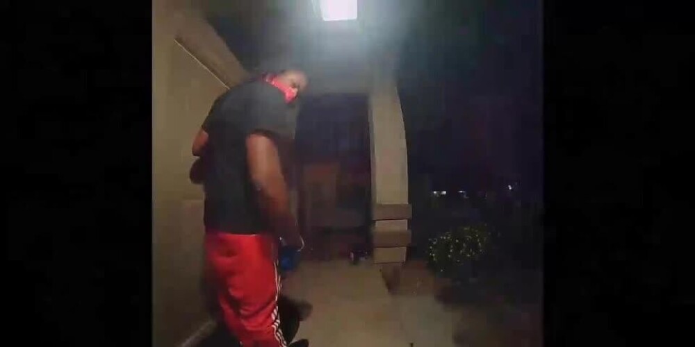 VIDEO: šokējošs brīdis, kad četrus bruņotus laupītājus pārsteidz mājas īpašnieks
