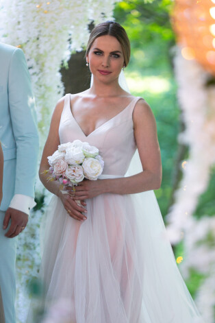 “Runājot par kino, skatos citreiz uz sevi un nepazīstu. Vai tā esmu es? Es esmu ļoti kritiska. Žēl, ka aktrises profesija man ir atņēmusi to prieku un baudu normāli skatīties kino. Es redzu visas savas kļūdiņas. Vienmēr sevi analizēju, domāju, kurā kadrā kā varēju būt savādāka. Tāpēc teātrī ir tā burvība, ka, spēlējot katru izrādi, tu vari kaut ko pamainīt,” prāto pieprasītā aktrise.