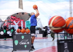 Latvijas 3x3 izlases basketbolists, olimpiskais čempions Edgars Krūmiņš piedalās diennakts basketbola turnīra "Krastu mačs" tālmetienu konkursā.