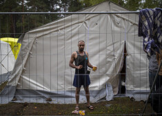 Migrants no Irākas uz Lietuvas-Baltkrievijas robežpunkta.