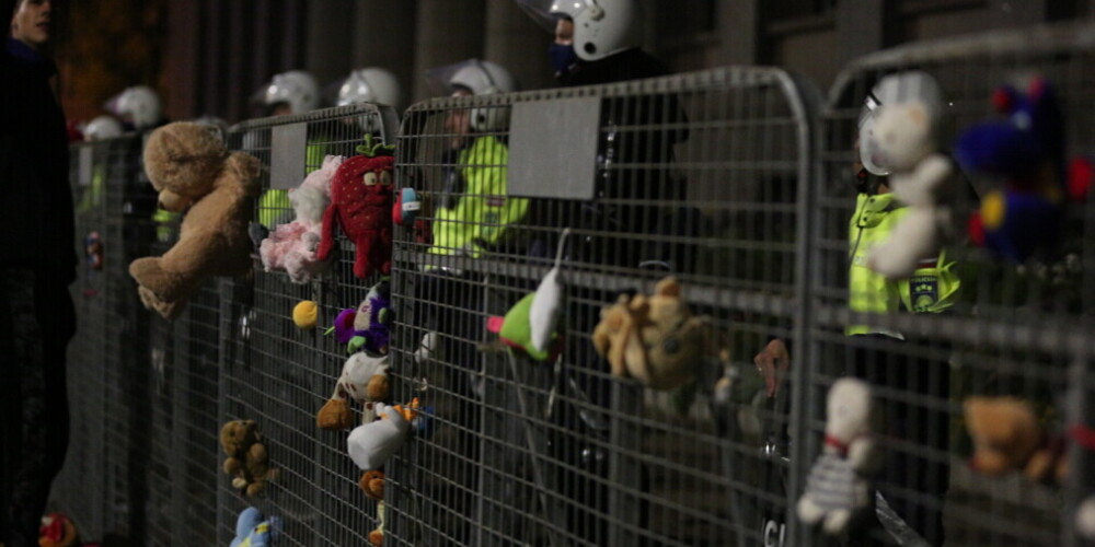 Antivakseri pie valdības ēkas nolika kaudzēm mīksto rotaļlietu: kur tās palika?