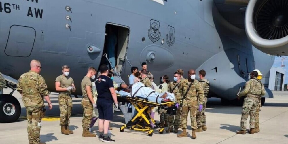 Женщина родила на борту военного самолета во время эвакуации из Афганистана
