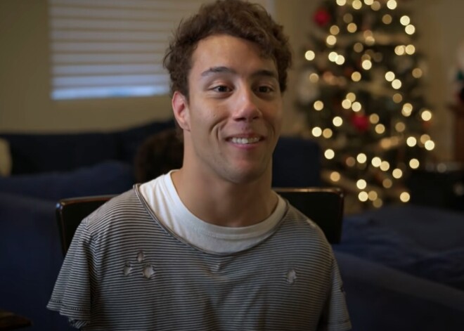 "Мне нравится мое тело". Парень, родившийся без рук и ног, доволен жизнью