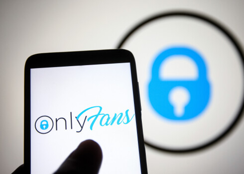 Bankas un maksājumu apstrādes kompānijas radīja spiedienu uzņēmumam "OnlyFans" aizliegt seksuāla rakstura saturu.