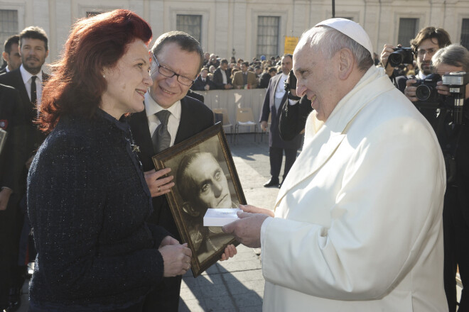 2012. gadā Saeimas priekšsēdētāja Solvita Āboltiņa Romas pāvestam Franciskam uzdāvināja Boļeslava Sloskāna fotoportretu.