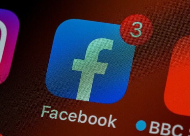Populārākais ieraksts “Facebook” izplatīja nepatiesu informāciju par Covid-19 vakcīnas izraisītu nāvi. Kāpēc uzņēmums to slēpa?