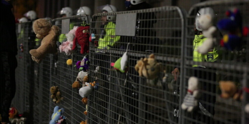 Антиваксеры возле Кабмина оставили детские игрушки: куда они делись?