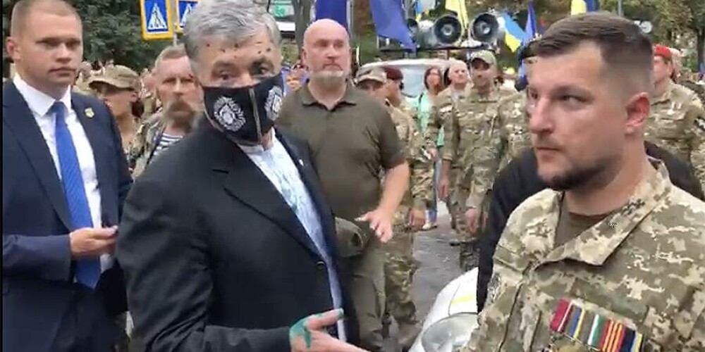 Порошенко облили зеленкой в центре Киева