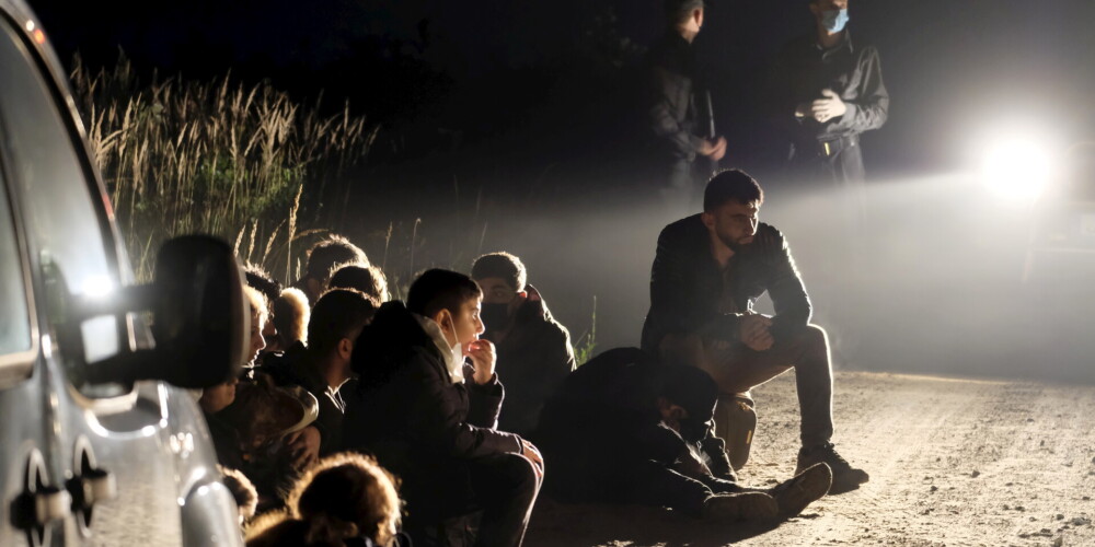 Migrantu grupa uz Latvijas-Baltkrievijas robežas.