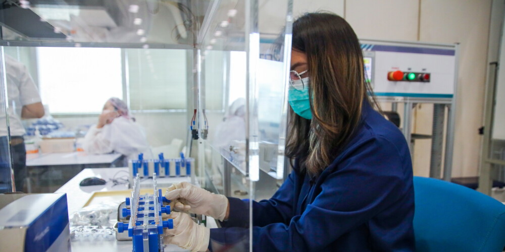 Taizeme izstrādājusi robotizētu iekārtu, lai paātrinātu vakcinēšanās procesu