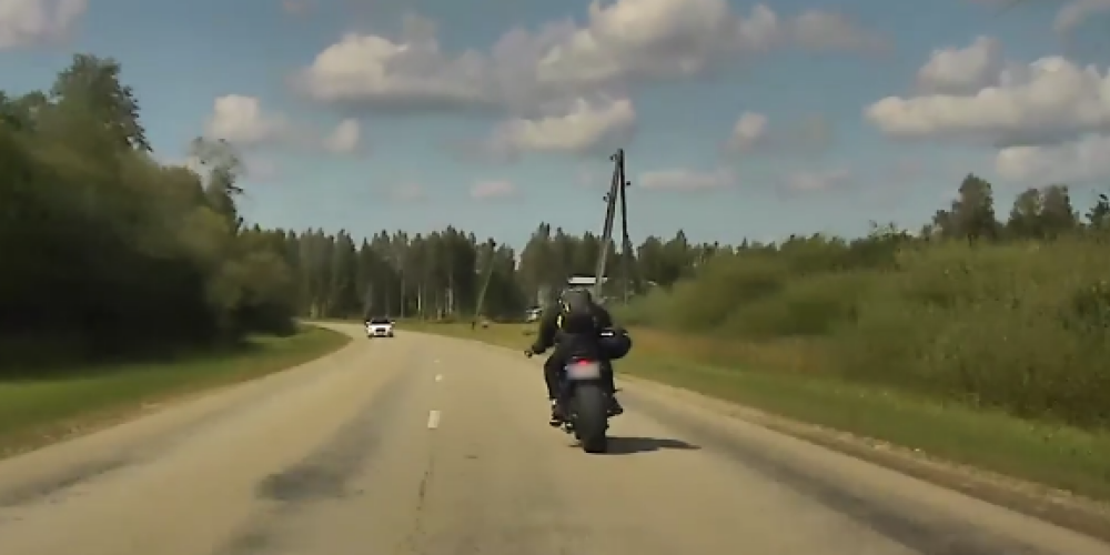 VIDEO: bēgot no policijas, motocikla vadītājs brauc ar ātrumu 203 km/h