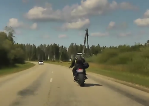 VIDEO: bēgot no policijas, motocikla vadītājs brauc ar ātrumu 203 km/h