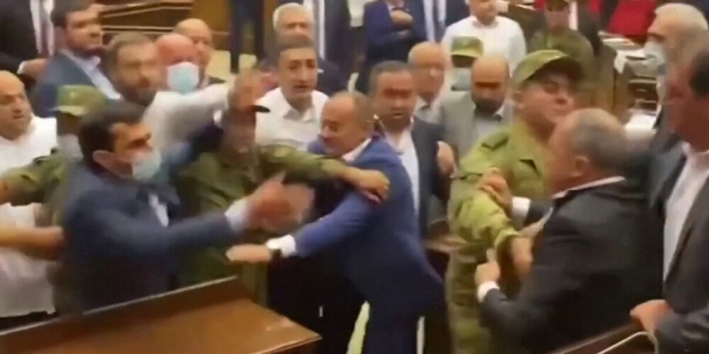 ВИДЕО: в парламенте Армении произошла драка между депутатами оппозиции и власти