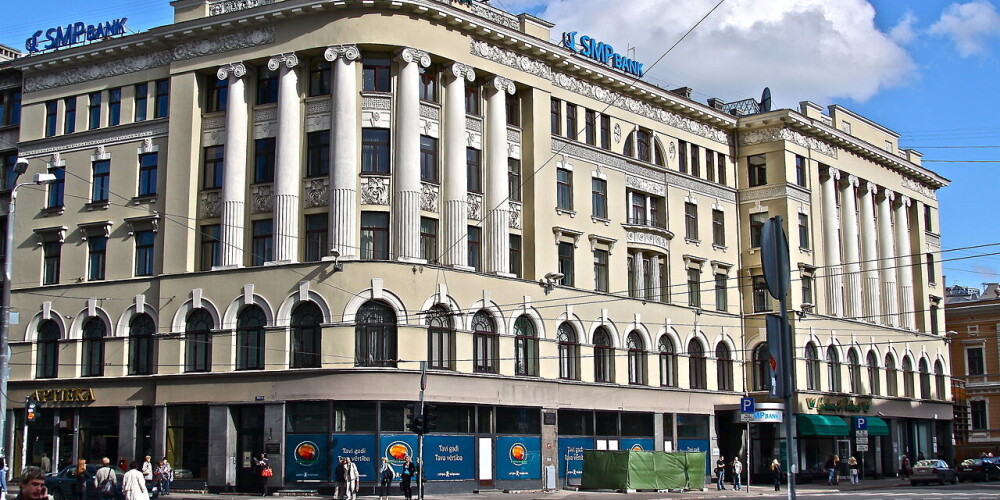 Улица Бривибас гатве (латыш. Brīvības iela — улица Свободы) — центральная улица Риги. Подразделяется на бульвар Бривибас (прилегает к Старому городу, длина — 572 м), собственно улицу Бривибас (длина 3049 м, от улицы Элизабетес до Воздушного моста) и периферийную часть — Бривибас гатве