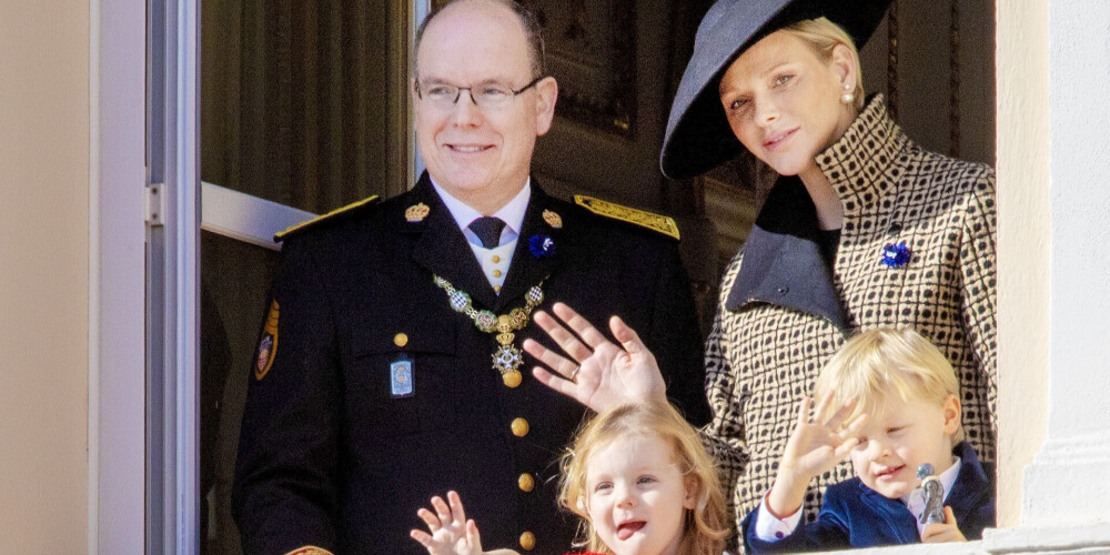 Pēc ilgstošām veselības problēmām un operācijas Monako princese Šarlēna priecīga atkal būt kopā ar vīru un bērniem