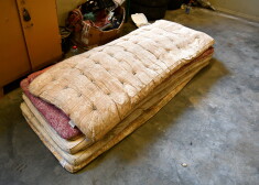 Guļamie matrači Aizturēto ārzemnieku izmitināšanas centrā "Daugavpils".