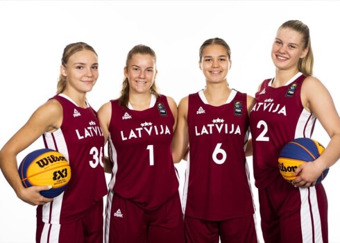 Latvijas U-18 izlasi Pasaules kausā pārstāv (no kreisās) - Paula Cirša, Marta Blūma, Enija Ķīvīte un Līva Krūmiņa.