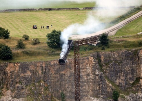 ФОТО: во время съемок седьмой части фильма "Миссия невыполнима" со скалы съехал поезд
