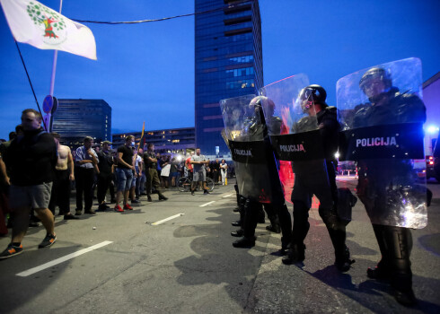 10.augustā pie Seima ēkas Viļņā pulcējās aptuveni pieci tūkstoši cilvēku, lai protestētu pret valdības plāniem noteikt stingrus ierobežojumus cilvēkiem, kuri nav vakcinējušies pret Covid-19 vai testējušies.