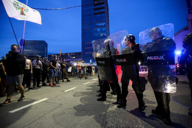 10.augustā pie Seima ēkas Viļņā pulcējās aptuveni pieci tūkstoši cilvēku, lai protestētu pret valdības plāniem noteikt stingrus ierobežojumus cilvēkiem, kuri nav vakcinējušies pret Covid-19 vai testējušies.