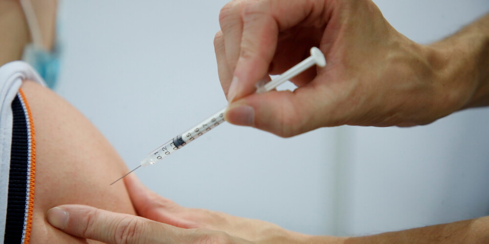Aicina vakcināciju pret Covid-19 nodrošināt arī aptiekās