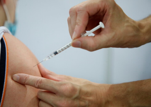 Aicina vakcināciju pret Covid-19 nodrošināt arī aptiekās