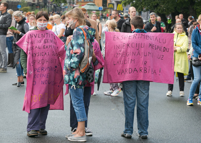 Рижскую думу "заваливают" заявками о проведении пикетов против "обязательной вакцинации"