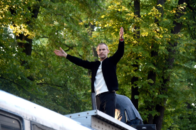 Vadonis savā elementā – Aldis Gobzems uz ballīšu autobusa jumta. Nav daudz politiķu, kas uz savu pārtiju pašlaik spētu sapulcināt tik daudz aktīvu sekotāju.