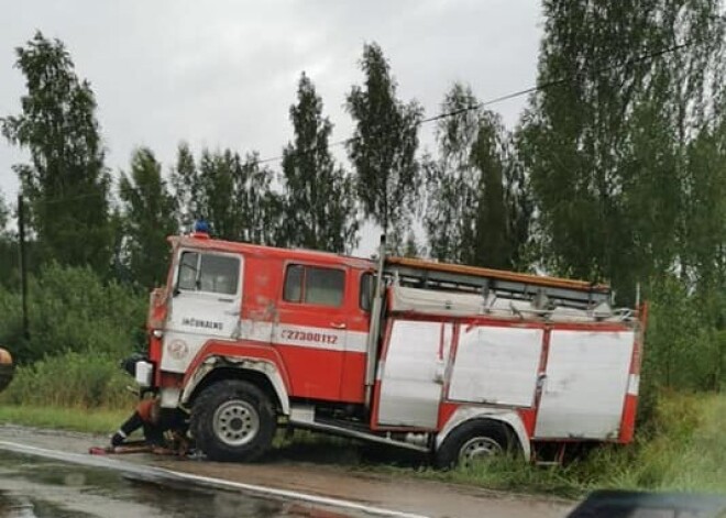 Avarē Inčukalna ugunsdzēsēju auto, glābēji tās remontam lūdz ziedot. Kāpēc nepalīdz valsts?